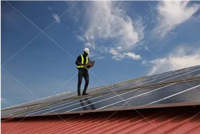 De Britse overheid kondigt aan dat plug--zonnepanelen binnen enkele maanden i...